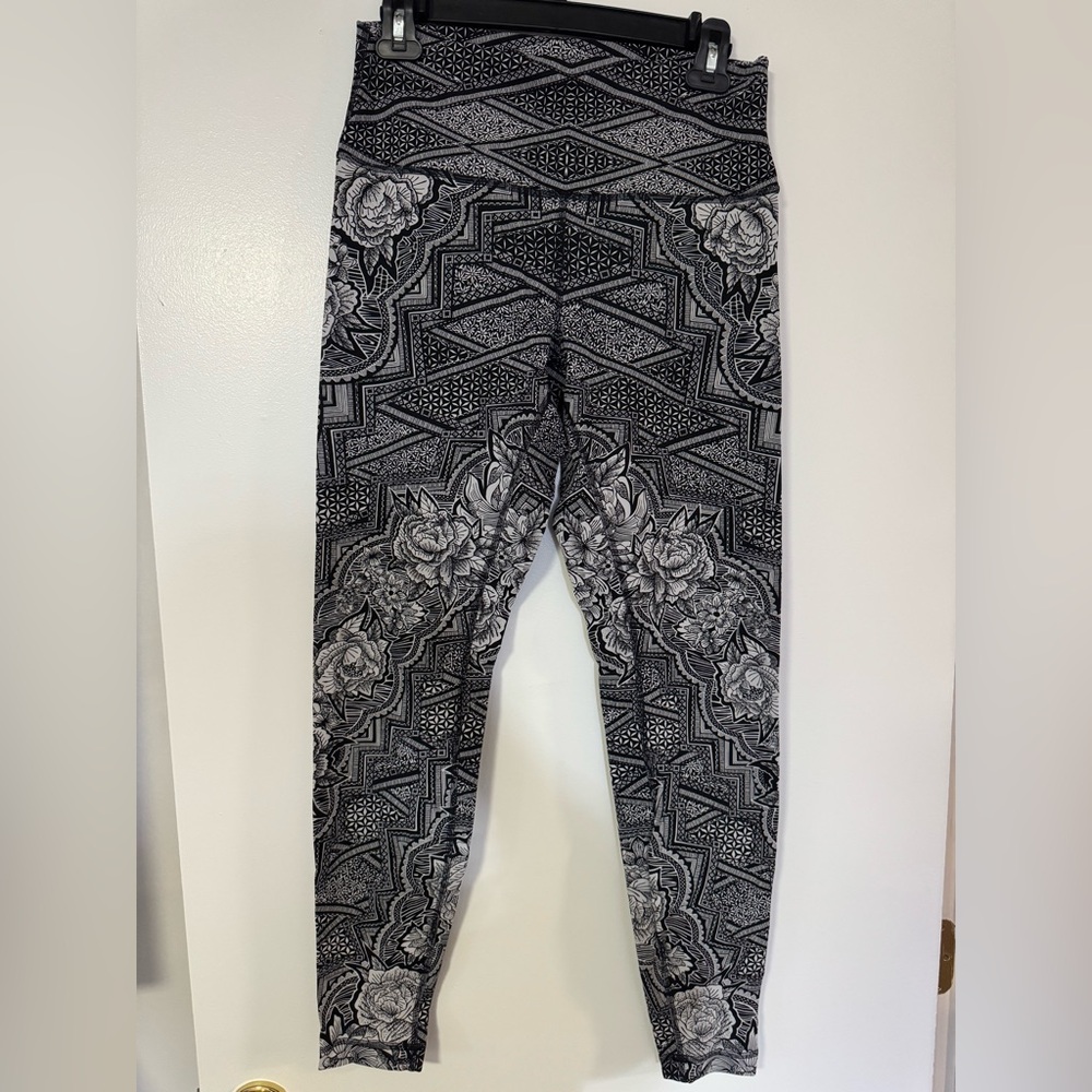 Lululemon black and white global print align leggings